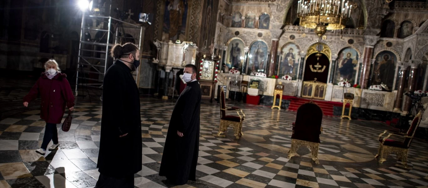 Bουλγαρία: Εκατοντάδες πιστοί παρέβλεψαν τα μέτρα και «γέμισαν» τις εκκλησίες